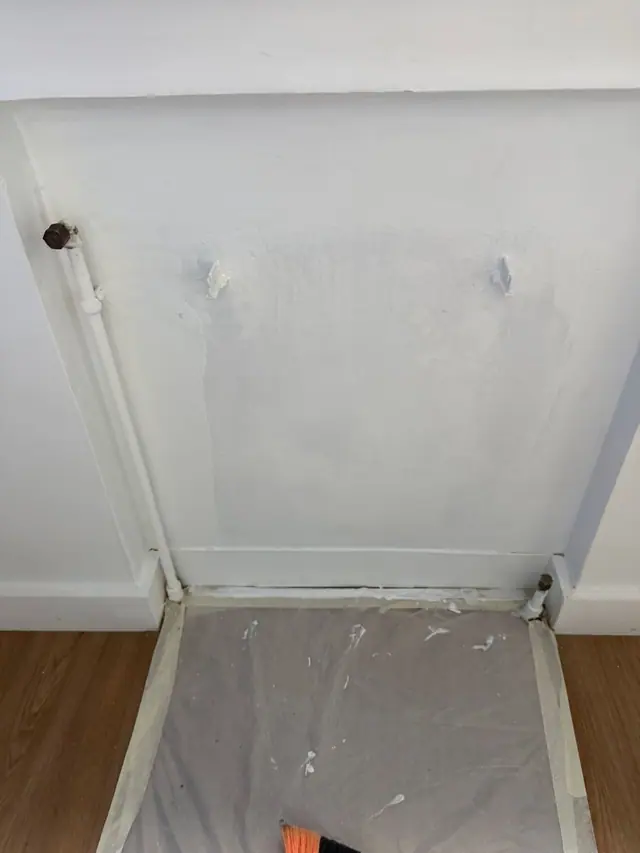 Chambre en cours : rebouchage autour des pattes de fixation et première couche.