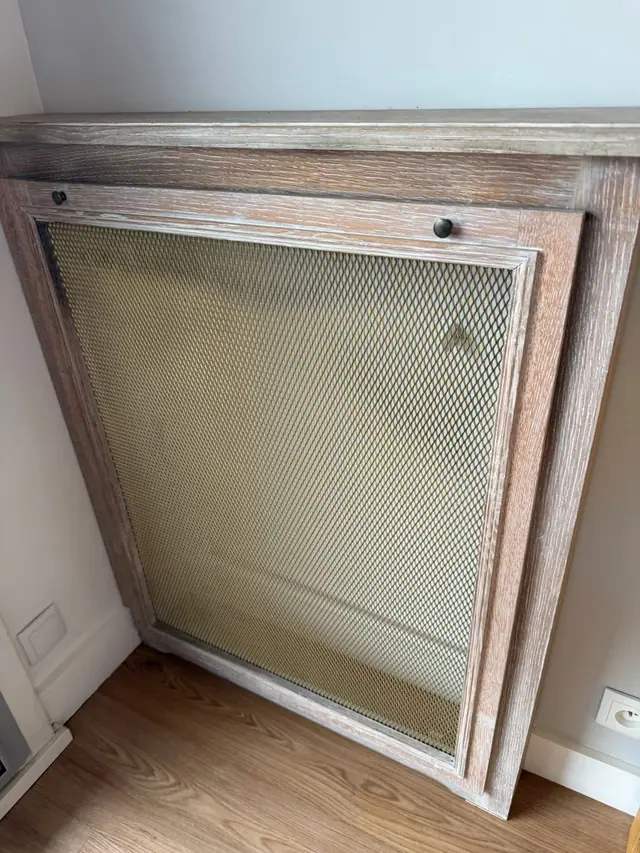 Cache-radiateur en bois remis en place dans la chambre après les travaux.
