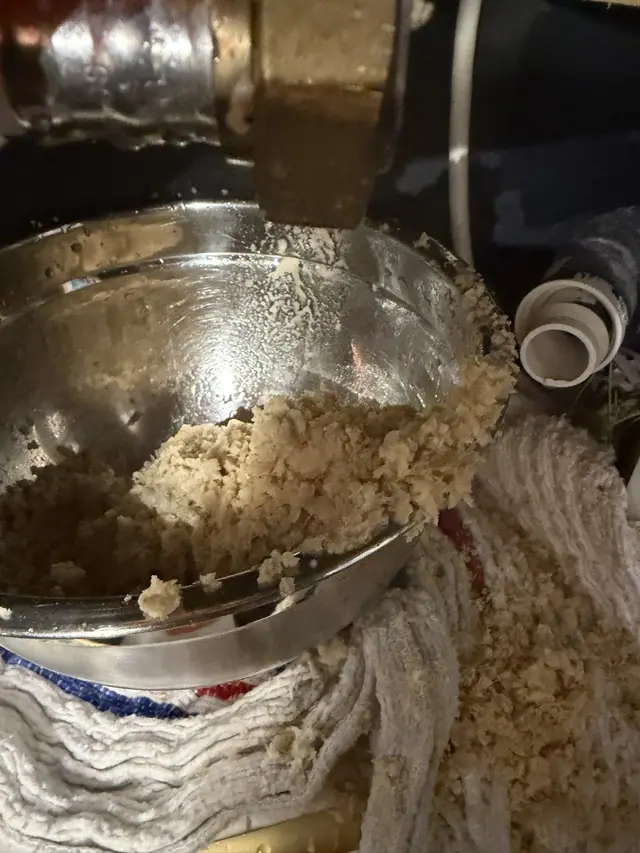 Tartre retiré de la cuve du chauffe-eau, récupéré dans un saladier.