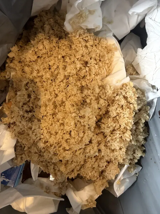 Plusieurs litres de tartre extraits d'un chauffe-eau Ariston Velis Evo 80 litres.