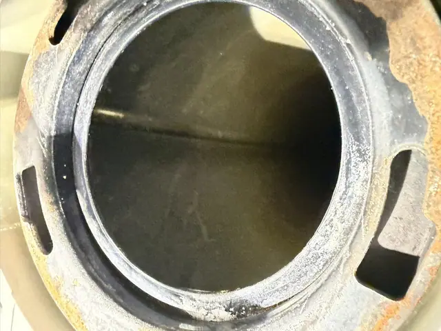 Ouverture de la cuve après détartrage, propre et sans calcaire.