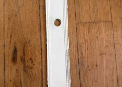 Rénovation d’un ensemble de poignées et vérou en laiton peintes en blanc
